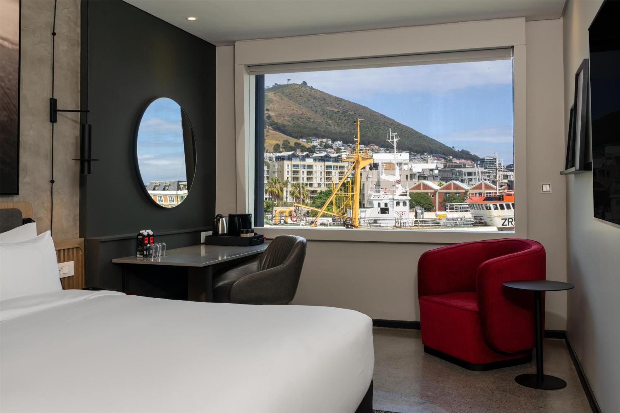 HOTEL RADISSON RED V&A WATERFRONT, ケープタウン